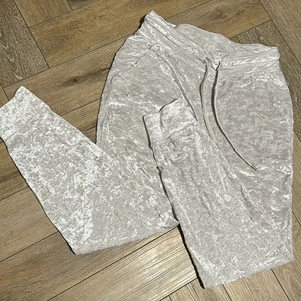 Lululemon Ready to Crush Jogger
Chrome - Picture 3 of 8